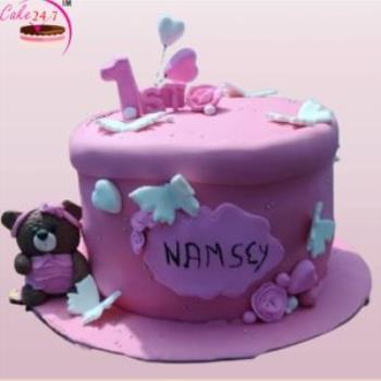 Cute teddy fondant cake